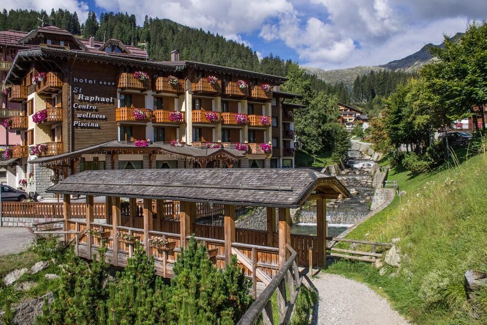 Hotel St. Raphael Madonna di Campiglio Exterior photo